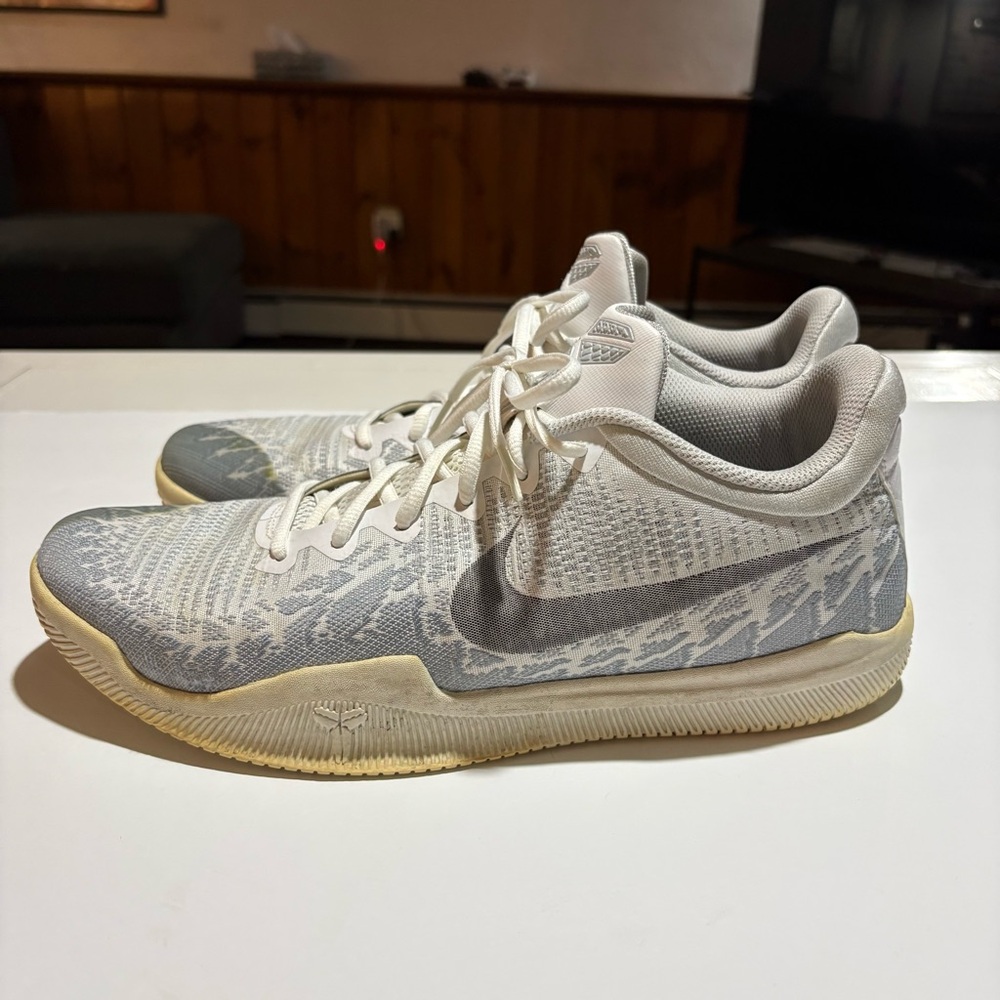Men’s Nike Mamba Rage in pure platinum.  Size 11.5